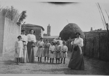 Fotografia: La família Negre Pastell a Vilanova de la Muga. Estiu 1910. AMCE